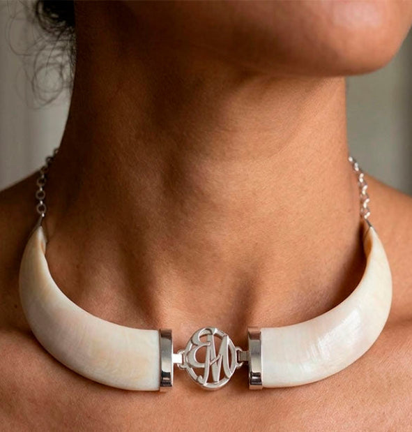collar-colmillos-pequenos-de-jabali-personalizado-con-plata-de-ley-foto-1