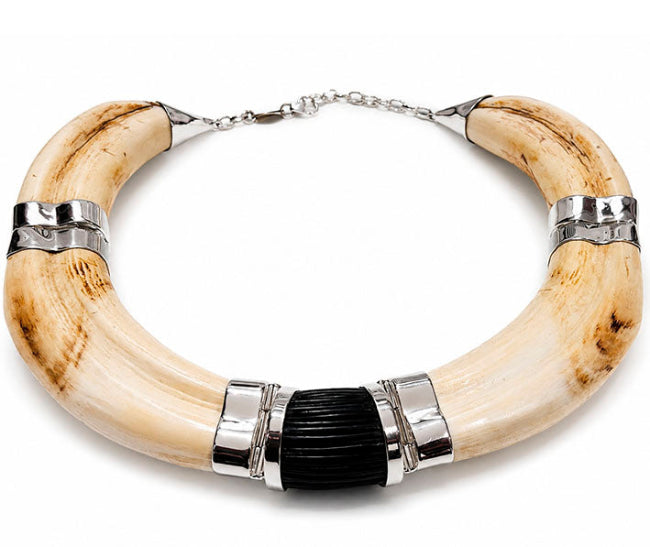 Collar de facochero y plata de ley con pelo de búfalo, joyería de caza artesanal.