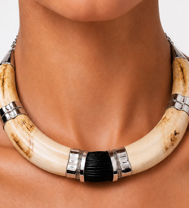 Collar de facochero y plata de ley con pelo de búfalo, joyería de caza en el cuello de la modelo