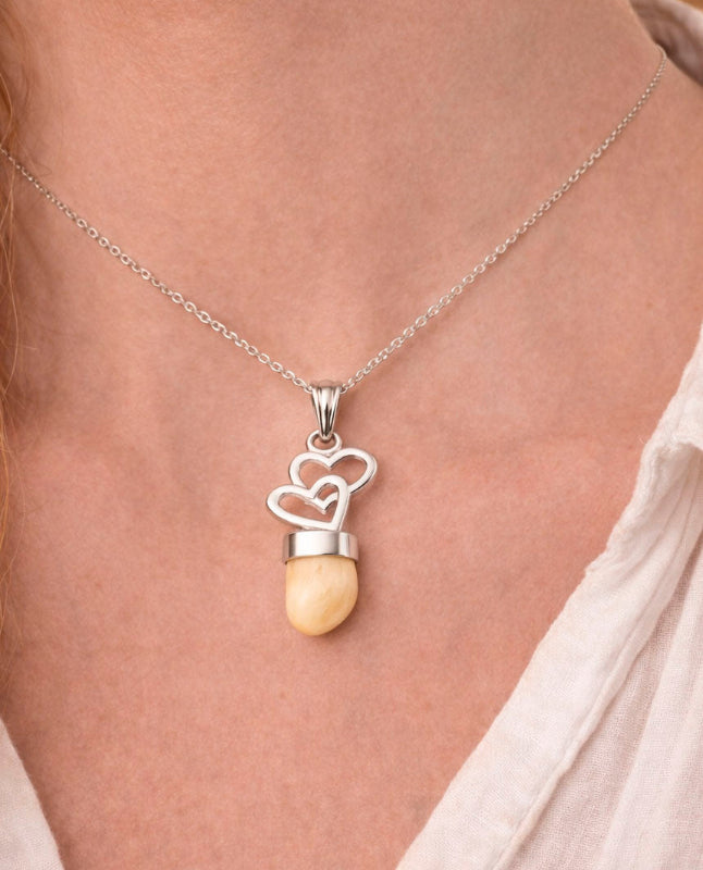 Detalle del colgante corazón de 17 mm en perla de venado con plata 925 | Joyas de Caza en el cuello de la modelo