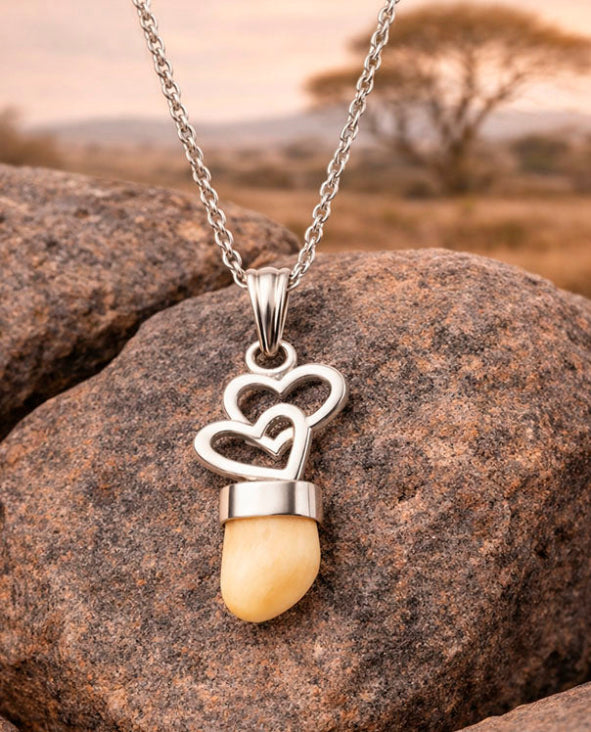 Collar corazón perla de venado y cadena de plata 925 sobre fondo natural | Joyas de Caza