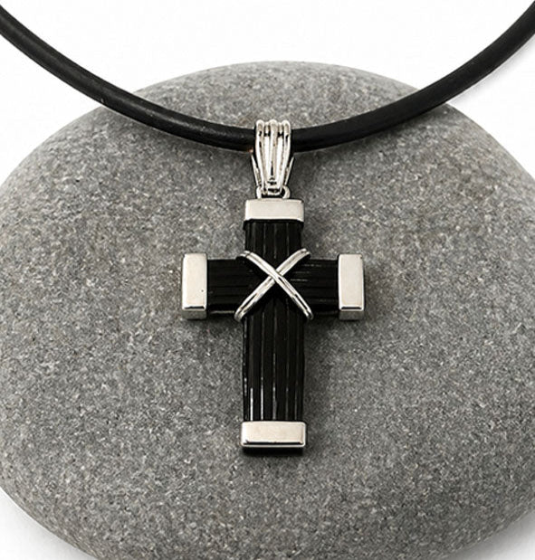 collar cruz pelo de bufalo mediana con nudo africano y plata