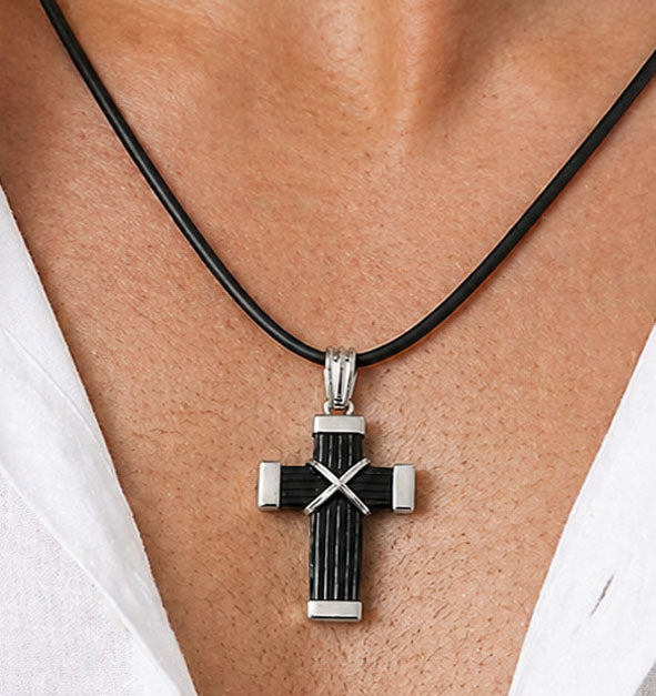 collar cruz pelo de bufalo mediana con nudo africano y plata en el cuello