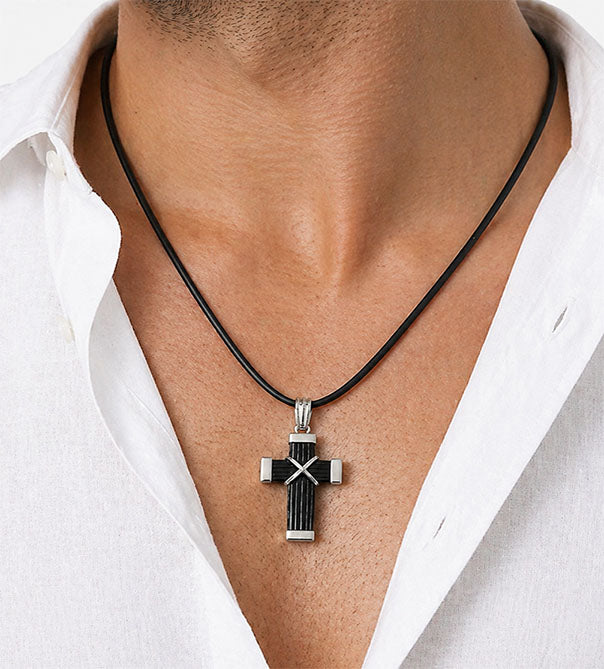 collar cruz pelo de bufalo mediana con nudo africano y plata en el cuello con las medidas reales