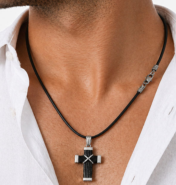 detalle del cierre del collar de cruz pelo de bufalo con nudo africano y plata