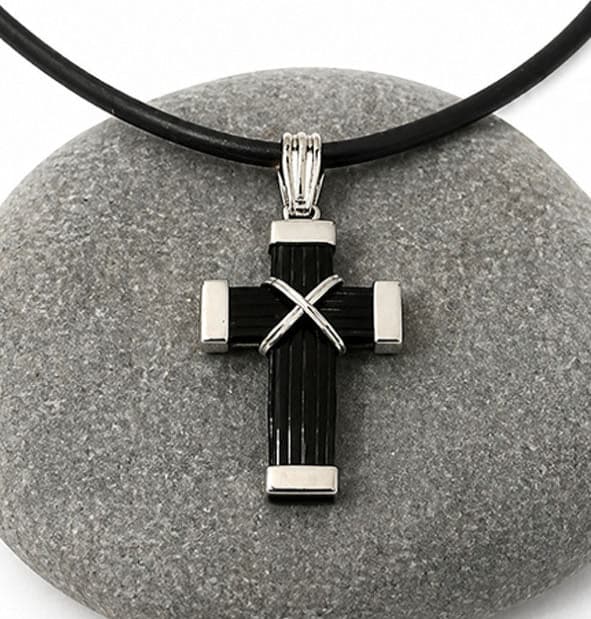 collar cruz pelo de bufalo mediana con nudo africano y plata