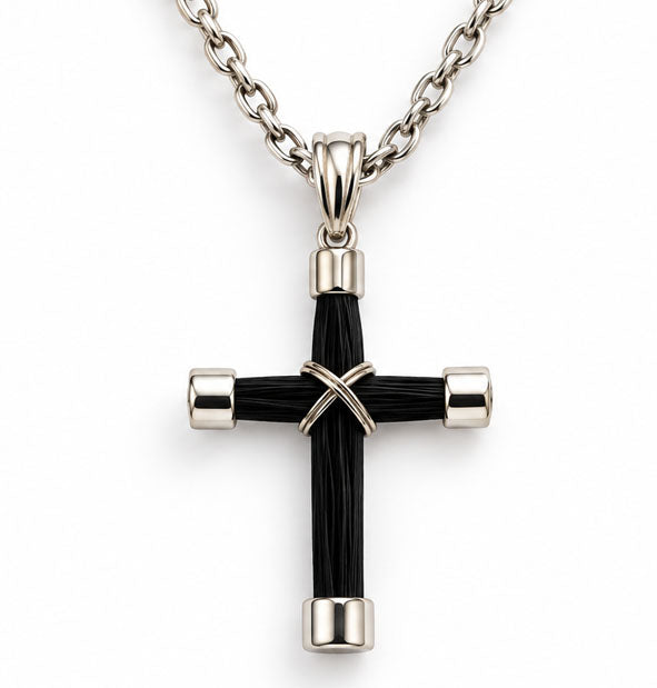 Collar Cruz de Pelo de Jirafa en Plata de Ley 925  Joyas de Caza detalle de cerca de la cruz