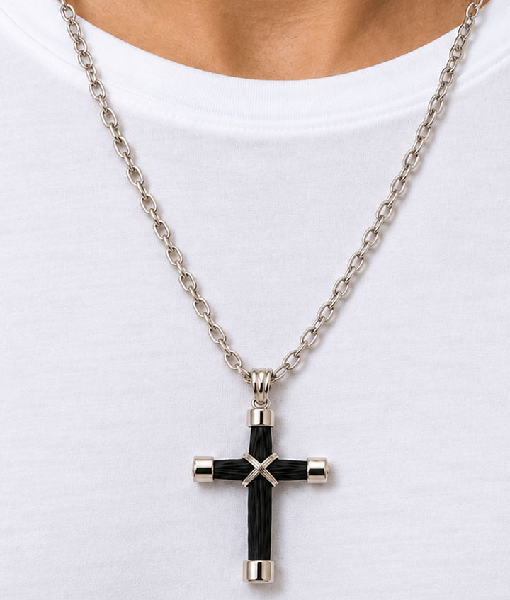 Collar Cruz de Pelo de Jirafa en Plata de Ley 925  Joyas de Caza detalle en el cuello del modelo