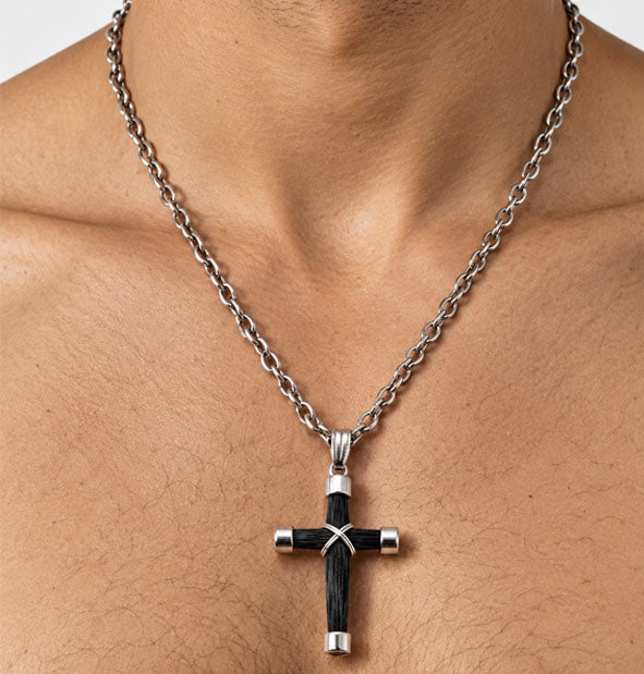 Collar Cruz de Pelo de Jirafa en Plata de Ley 925 detalle en el cuello del modelo