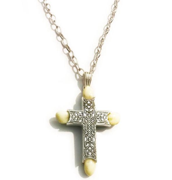 Detalle de la cruz de 35 mm con perlas de venado naturales y cadena de plata 925 | Joyas de Caza