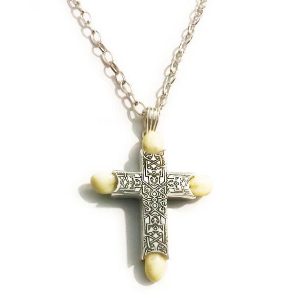 Collar cruz con perlas de venado talladas en forma de lágrima y plata 925 | Joyas de Caza

