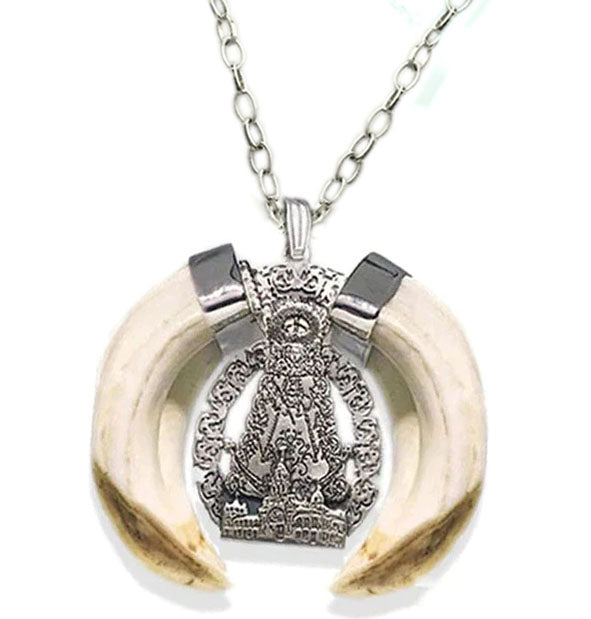 Detalle de la medalla Virgen del Rocío y amoladeras de jabalí en plata 925, cadena 60 cm | Joyas de Caza
