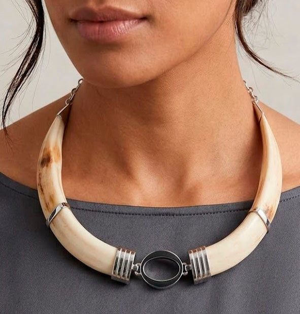 Collar doble de colmillo de facochero con centro ovalado en plata de ley 925