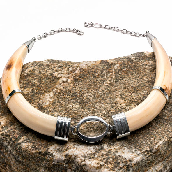 Collar artesanal de facochero con dos colmillos naturales y ovalillo central de plata