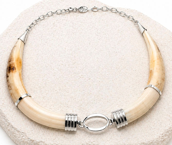 Detalle del centro ovalado en plata de ley de collar doble de colmillo de facochero