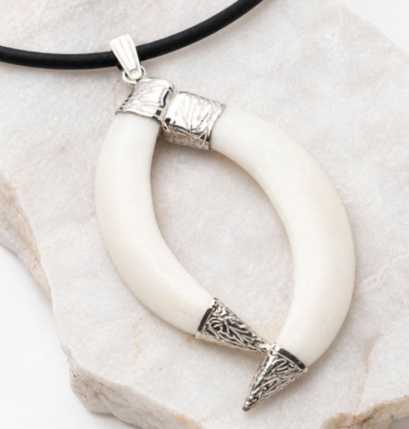 Collar doble colmillos cruzados de jabalí con casquillos en plata 925, vista frontal | Joyas de Caza
