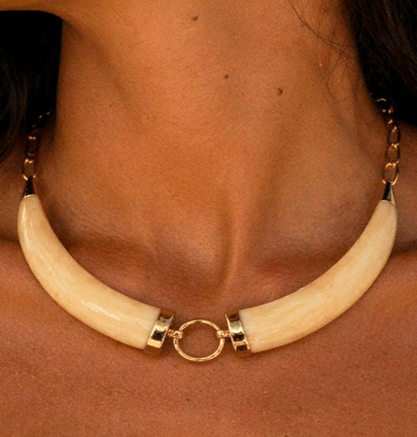 Collar doble colmillo de facochero natural en oro amarillo de ley 18 kilates – Joyas de Caza