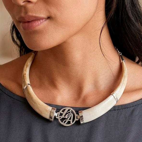 Collar artesanal con dos colmillos de facochero, casquillos de plata y motivo central personalizado