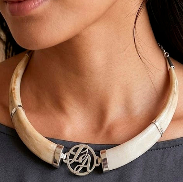 Detalle del centro personalizado en plata de ley 925 para collar doble de colmillos de facochero