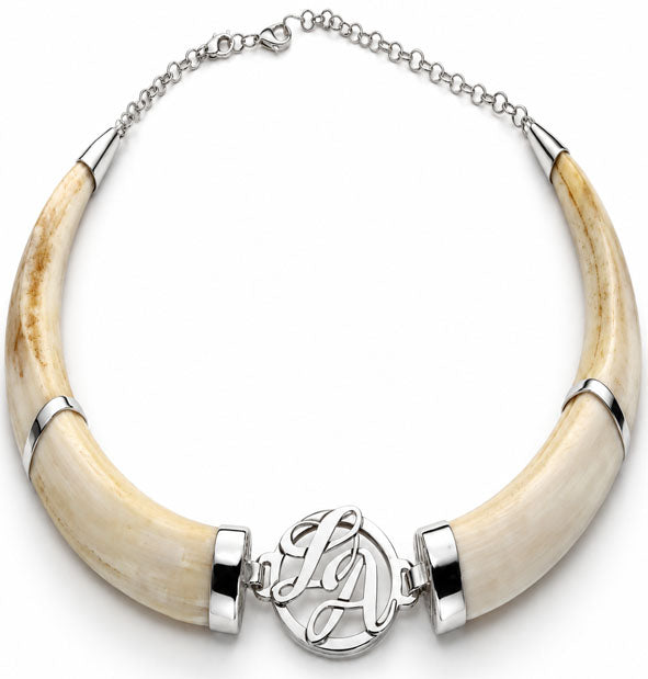 Collar doble de facochero personalizado en plata de ley 925 con colmillos naturales africanos detalle de las letras