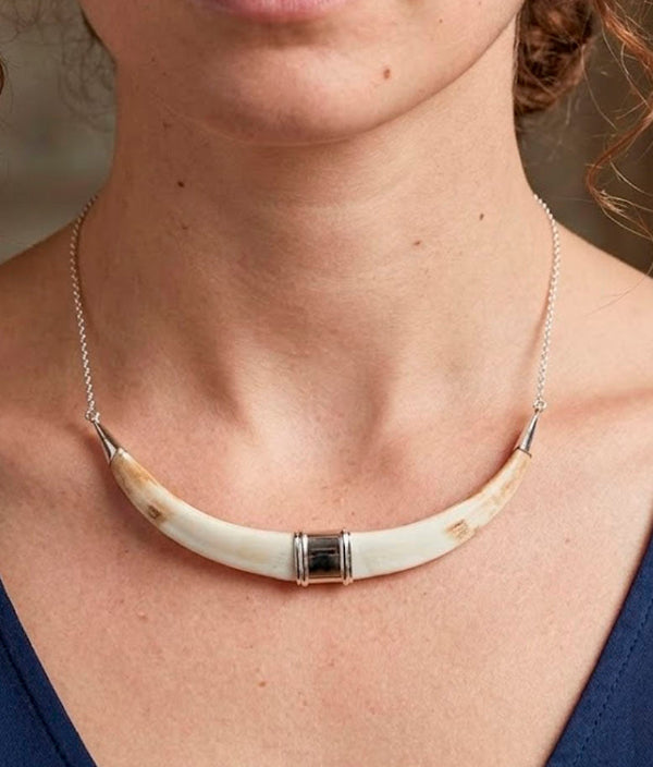 Detalle unión central en plata 925 de collar doble colmillo de facochero africano