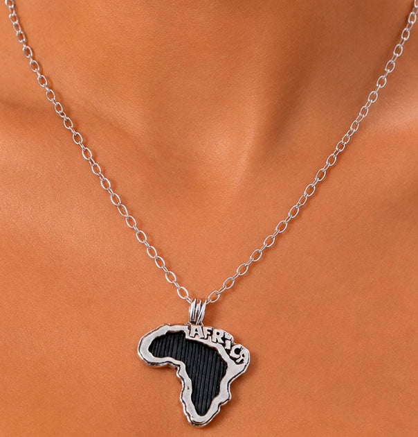 Detalle del reverso grabado con piel de cebra del collar mapa de África en plata 925 | Joyas de Caza
