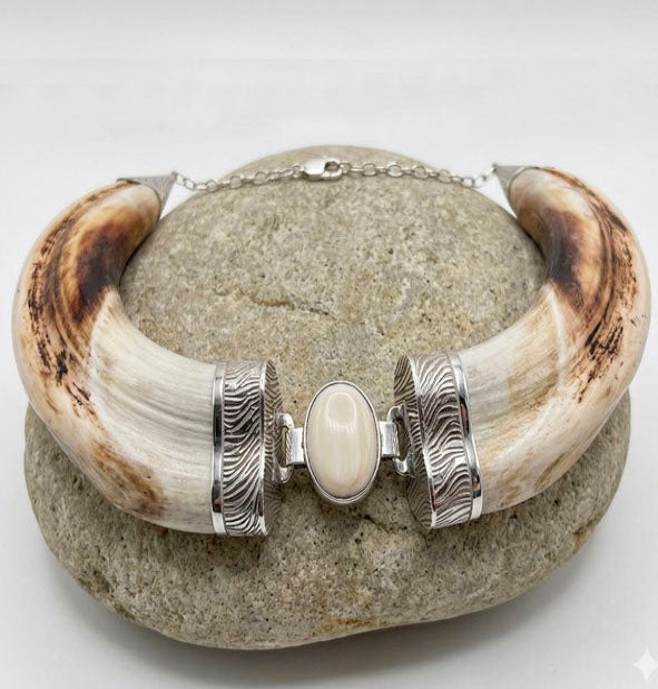Collar de facochero con colmillos naturales, centro ovalado de plata de ley 925 y pelo de búfalo africano
