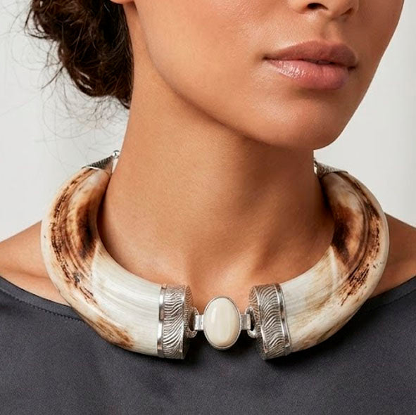 Collar facochero hecho a mano con materiales naturales y diseño exclusivo de Joyas de Caza