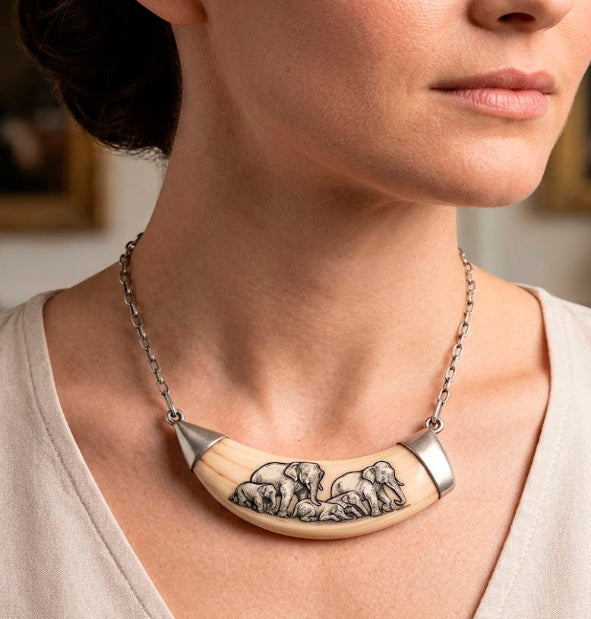 Collar colmillo de facochero con familia de elefantes en plata de ley 925 – Joyas de Caza