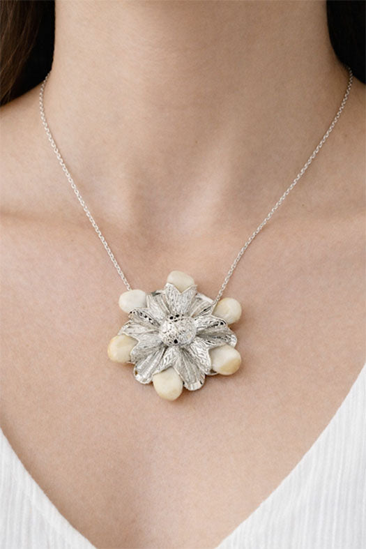 collar flor petalos de perla de venado en plata de ley en el cuello de una modelo