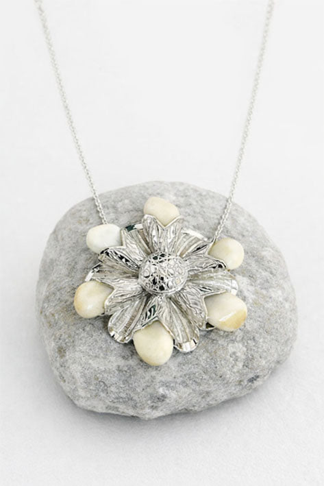 collar flor petalos de perla de venado en plata de ley de la firma Joyas de Caza