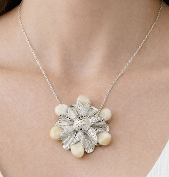 collar flor petalos de perla de venado en plata de ley
