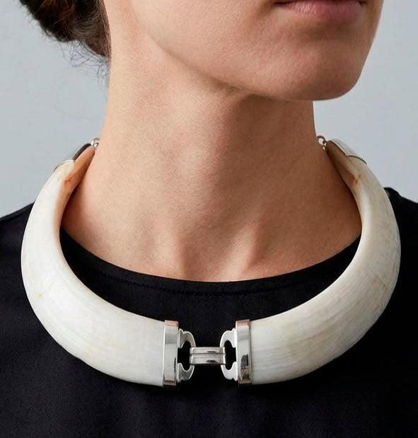 collar-jabali-centro-omega-en-plata-5