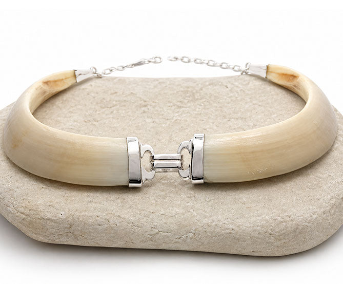 collar jabali modelo centro omega en plata de ley