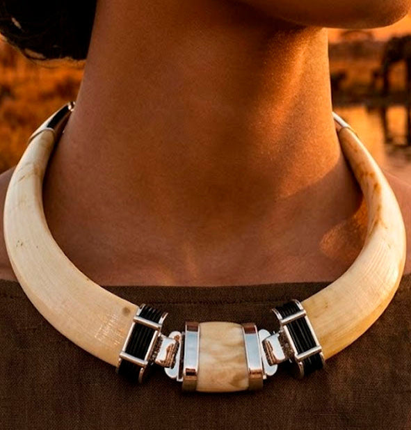 Collar de Jabalí con Pelo de Búfalo y Centro de Facochero en Plata de Ley: Fuerza Natural y Elegancia Artesanal