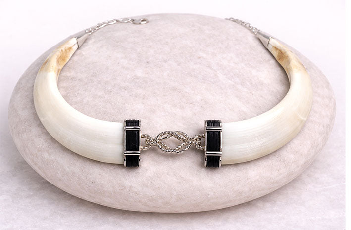collar jabali natural con nudo africano y pelo de bufalo y plata de ley 