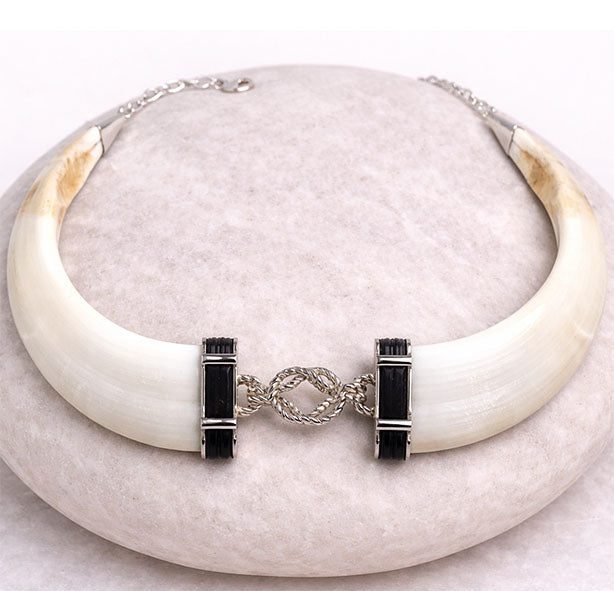 collar jabali natural con nudo africano y pelo de bufalo y plata de ley de la firma Joyas de Caza
