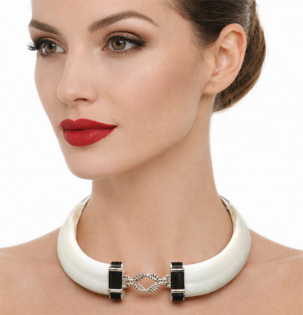 collar jabali natural con nudo africano y pelo de bufalo y plata de ley en el cuello de la modelo