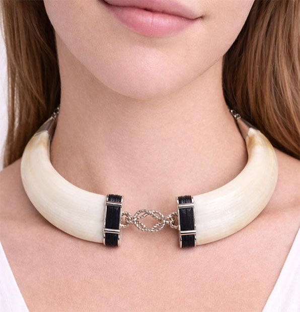 collar jabali natural con nudo africano y pelo de bufalo y plata de ley en cuello de la modelo