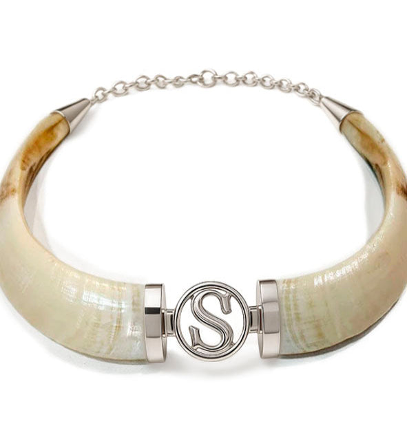 collar jabali natural con letras enlazadas centrales en plata letra S