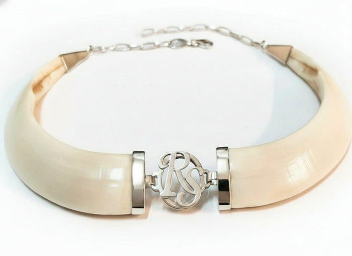 collar jabali natural con letras enlazadas centrales en plata RS