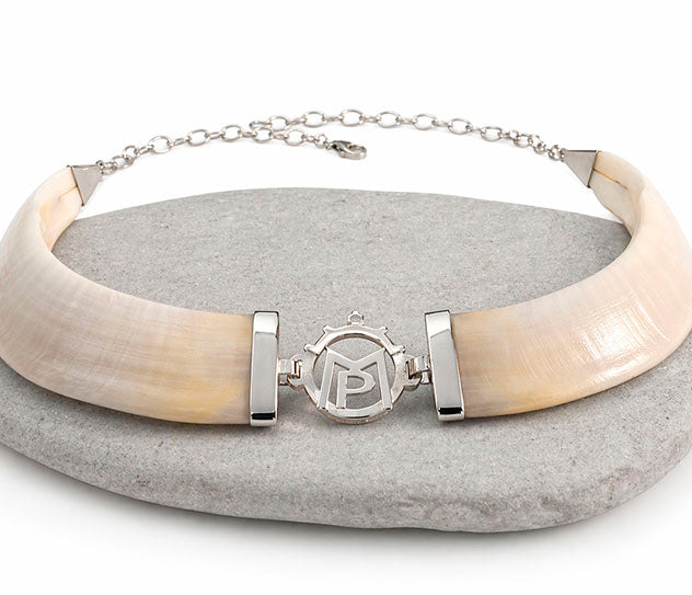 collar jabali natural con letras enlazadas centrales en plata MP