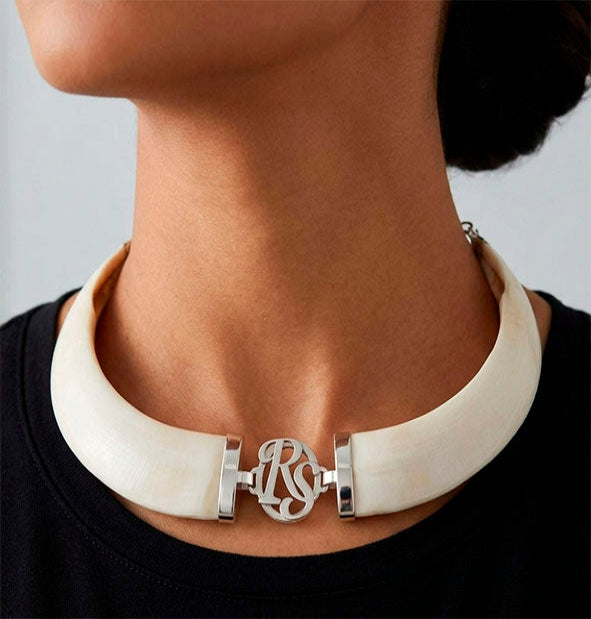 collar jabali natural con letras enlazadas centrales en plata