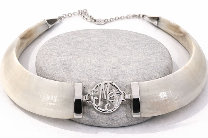 collar jabali natural con letras enlazadas centrales en plata letra MJ
