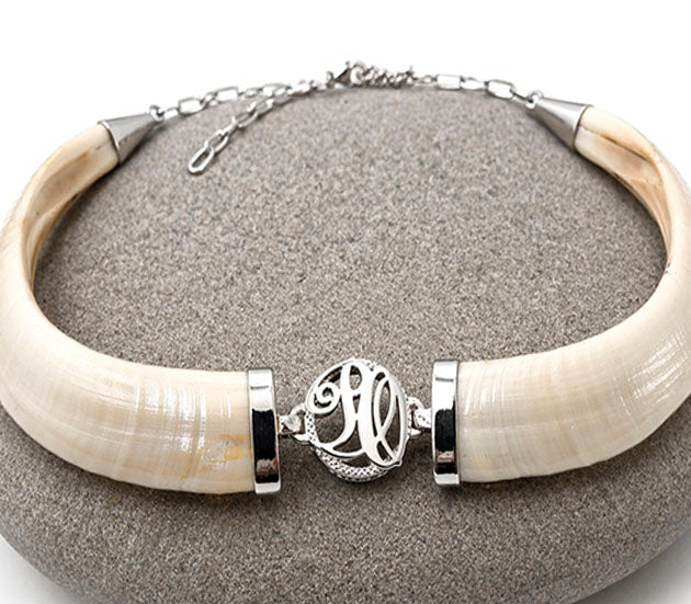 collar jabali natural con letras enlazadas centrales en plata letra PO