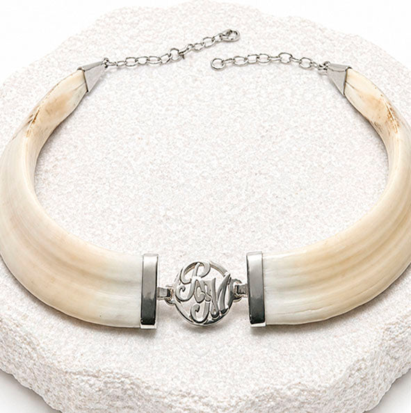 collar jabali natural con letras enlazadas centrales en plata RM