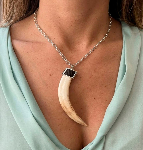 Collar largo colmillo de facochero con casquillo de pelo de búfalo y plata de ley 925 – Joyas de Caza