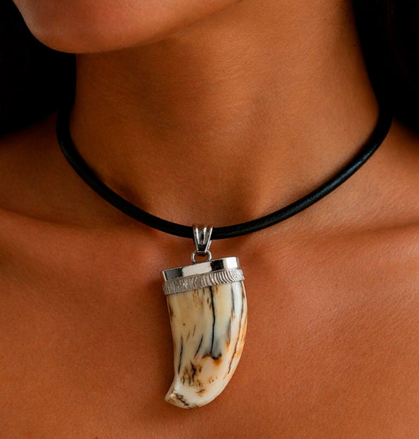 Collar largo colmillo de facochero con casquillo grabado cebra en plata de ley 925 – Joyas de Caza
