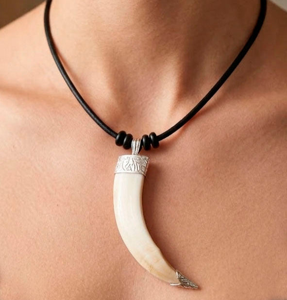 collar-largo-colmillo-jabali-casquillo-tallado-en-plata-7