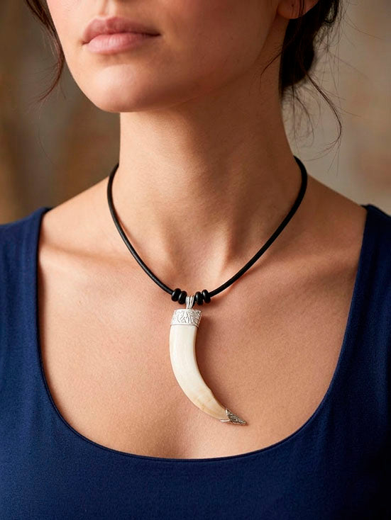 collar-largo-colmillo-jabali-casquillo-tallado-en-plata-8